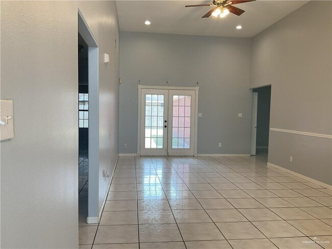 Building Photo - 4621 W Maple Ave