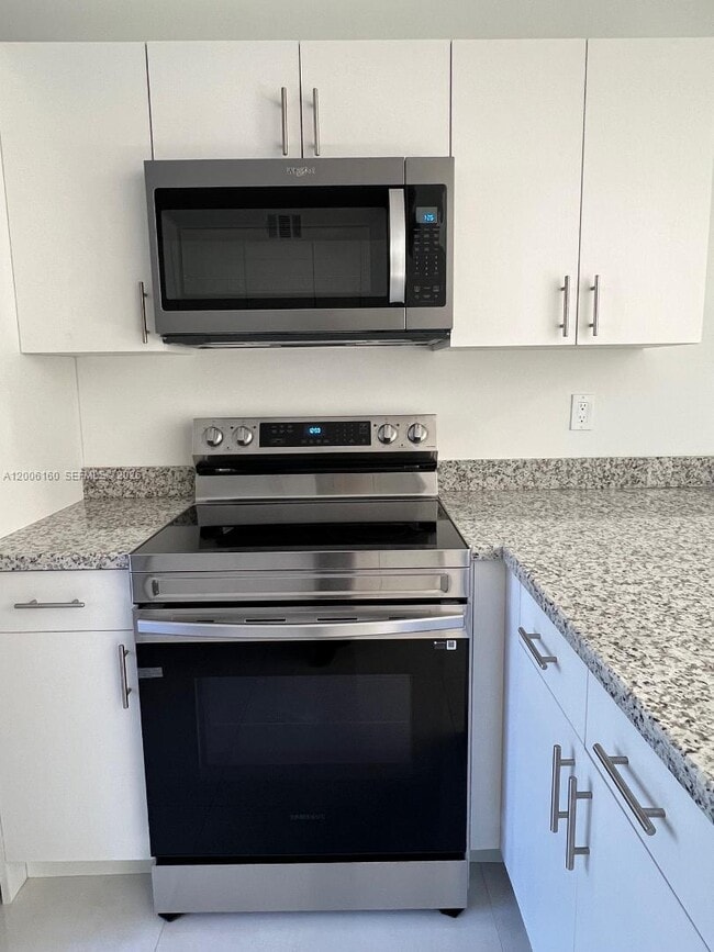 Building Photo - 7921 SW 152nd Ave