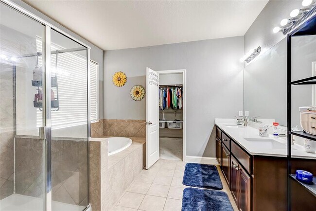 Building Photo - 2500 Charolais Ct