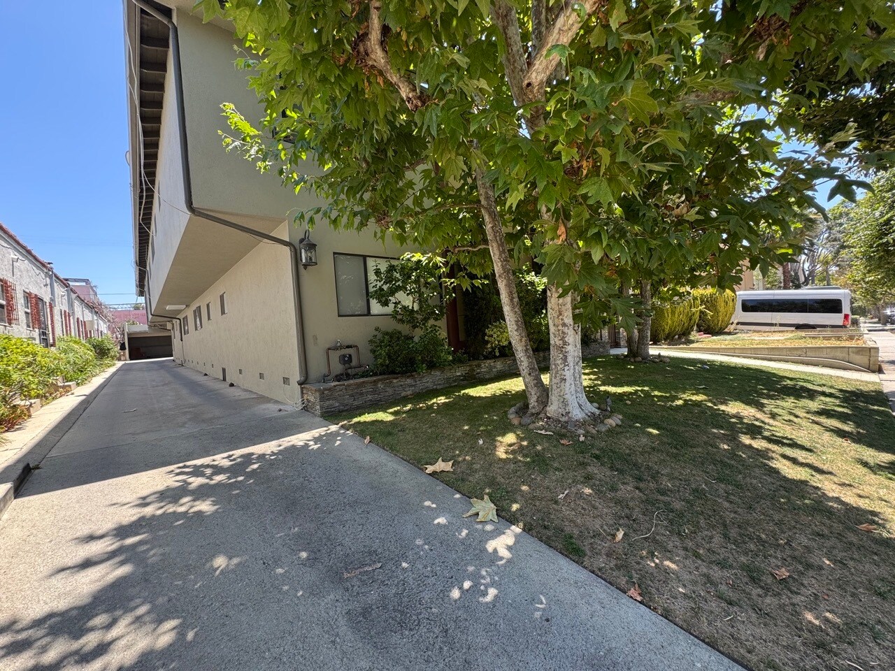 Building Photo - 828 N Martel Ave