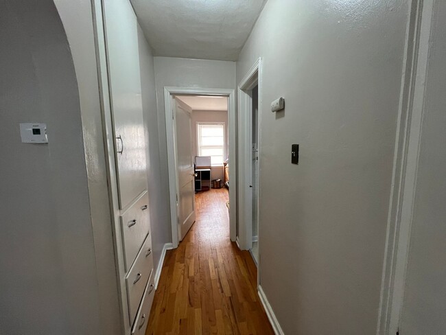 Building Photo - 2 Bedroom Main Floor Unit Available August...