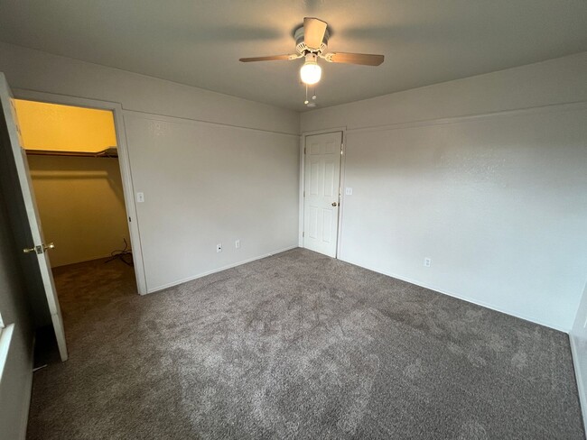 Building Photo - Wonderful Porterville Home Available Now!