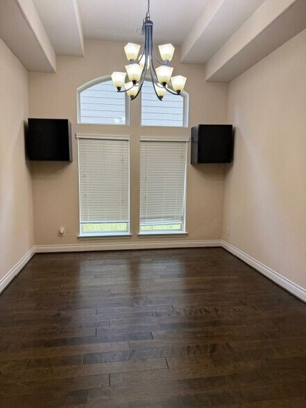 Building Photo - 16923 Lumberton Dr