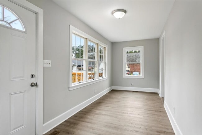 Building Photo - 4BR Historic Yorktown Home | Updated Kitchen & Baths | Near Yorktown Beach