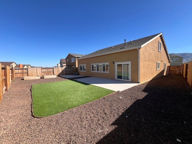 Building Photo - Luxurious 4 bedroom 3 bath family home in ...