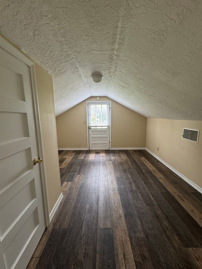 Building Photo - Prime Location! 3 Bed Home on Highway to M...