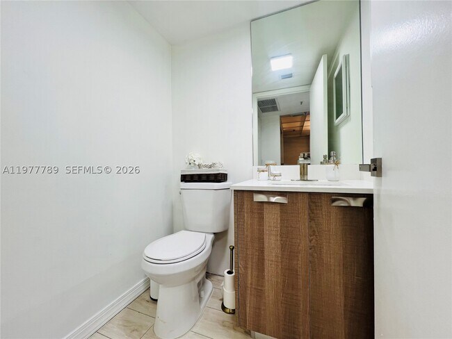 Building Photo - 540 Brickell Key Dr