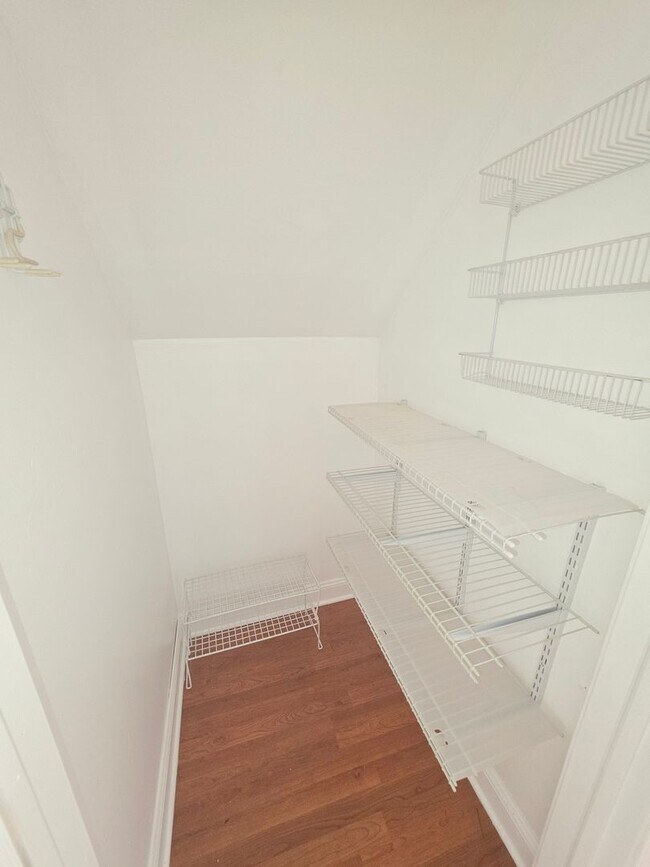 Building Photo - Bright 1 Bedroom Home - Poughkeepsie, NY