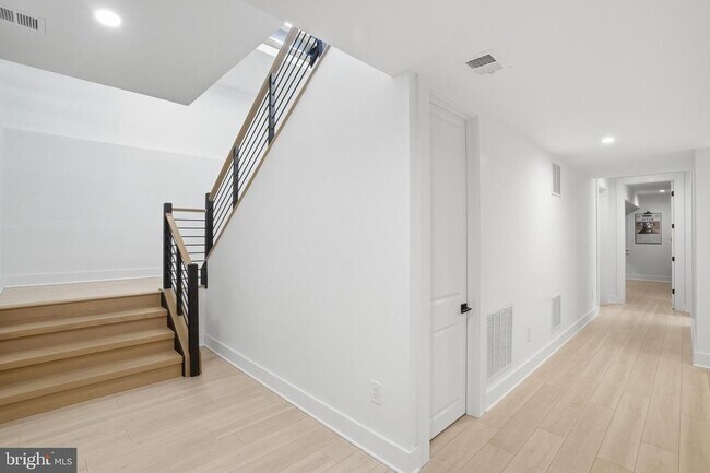 Building Photo - 1513 Oakview Dr