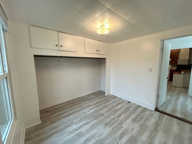 Building Photo - Cottage Style 1 Bed Home with a Large Yard...