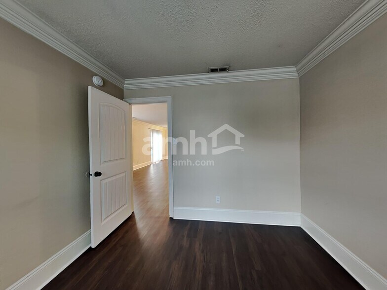 Building Photo - 12925 Old Glory Dr