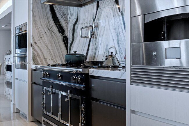 Building Photo - 17975 Collins Ave