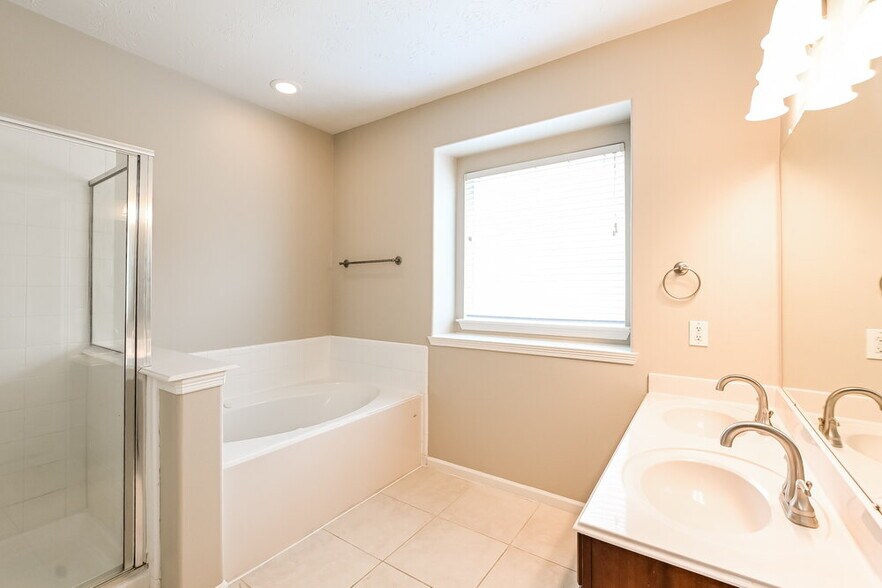 Building Photo - 2307 Siegen Dr