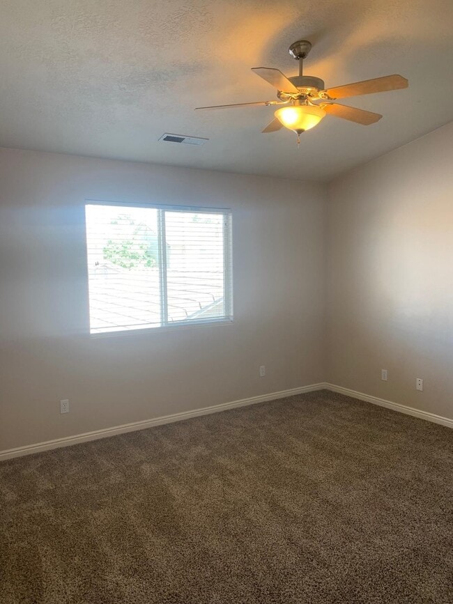 Building Photo - Beautiful Skyhawk Town Home, 1 car garage.