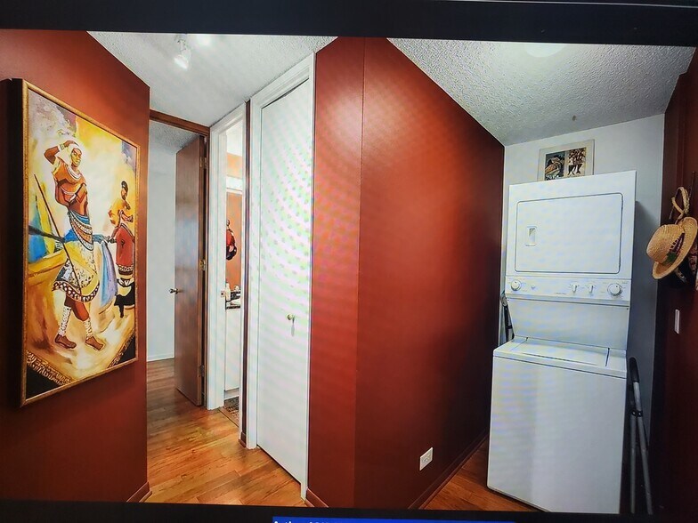 Building Photo - 360 E Randolph St