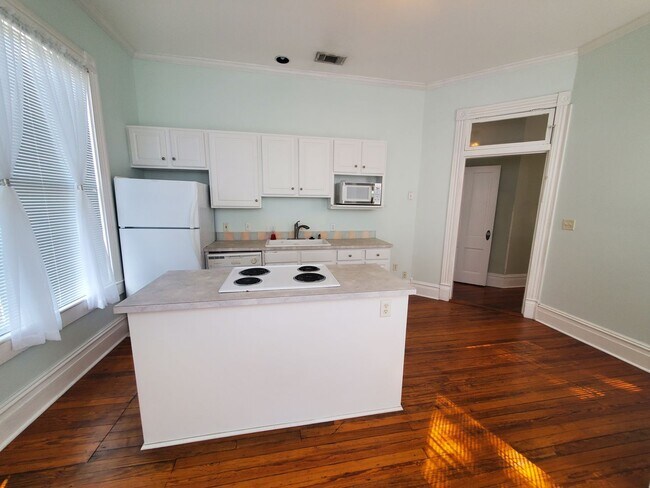 Building Photo - Price Improvement 2-bedroom, 2-bath Victorian style Midtown Home With Two Balconies!