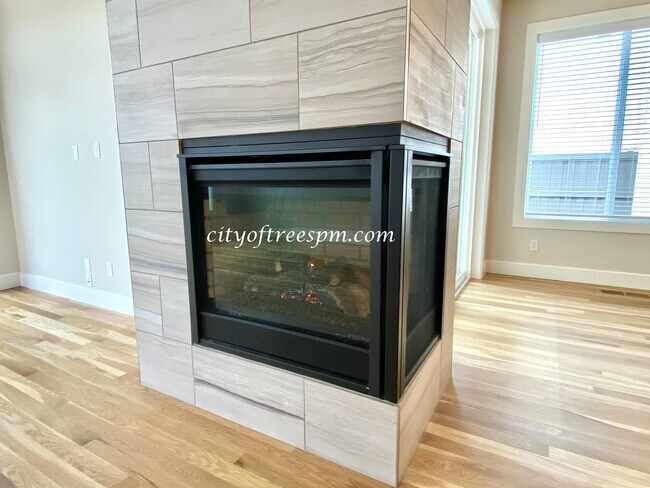 Building Photo - BEAUTIFUL 4 bed 2 1/2 Bath Located in Cent...