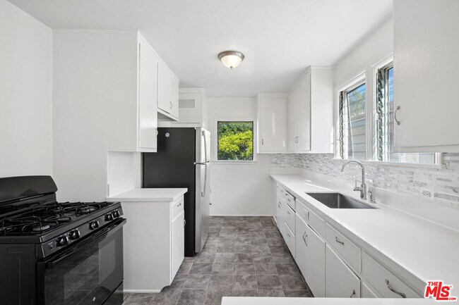 Building Photo - 1047 S Holt Ave