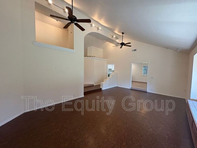 Building Photo - 519 N Aspen St