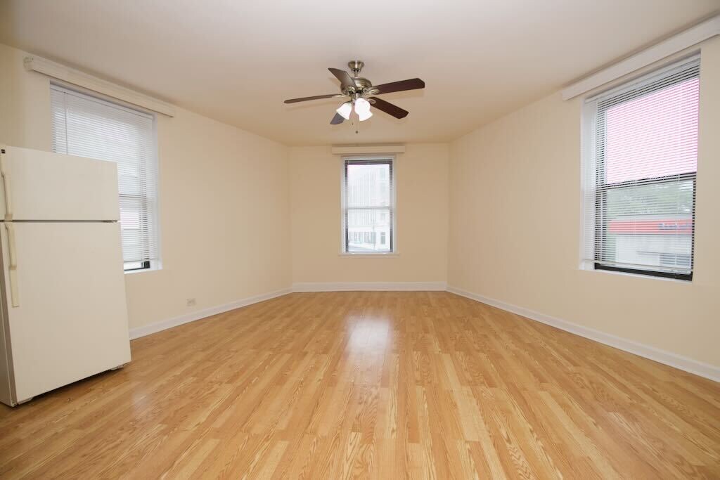 Building Photo - 3335 W Diversey Ave