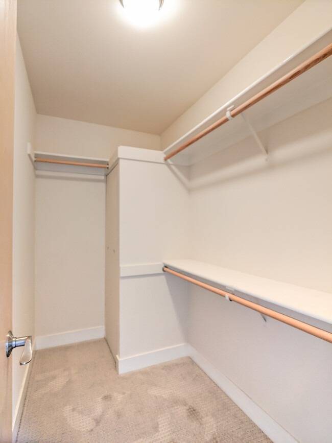 walk-in closet - 1701 15th St