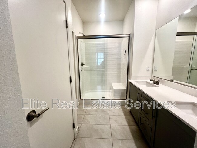 Building Photo - 5465 Seacliff Pl