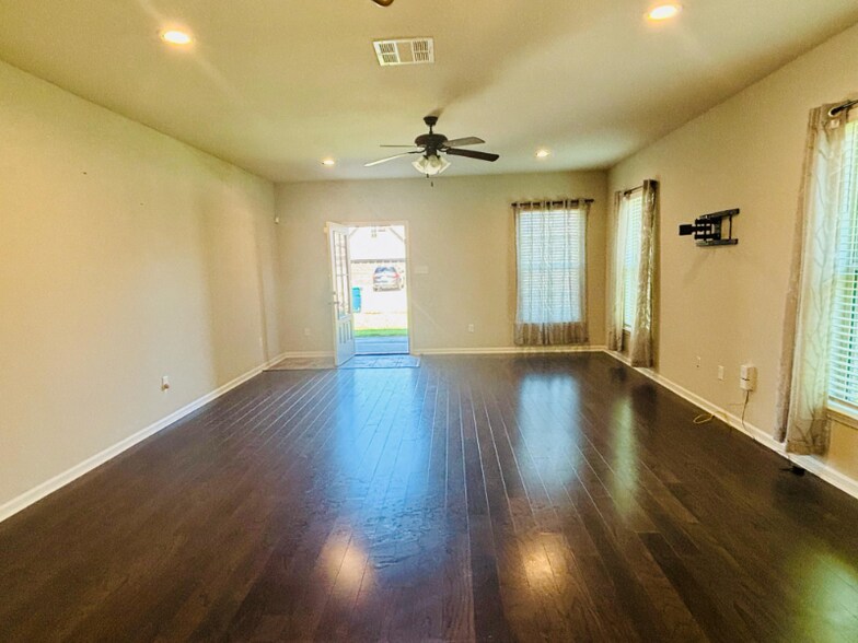 Building Photo - 4739 Viola Farms Dr