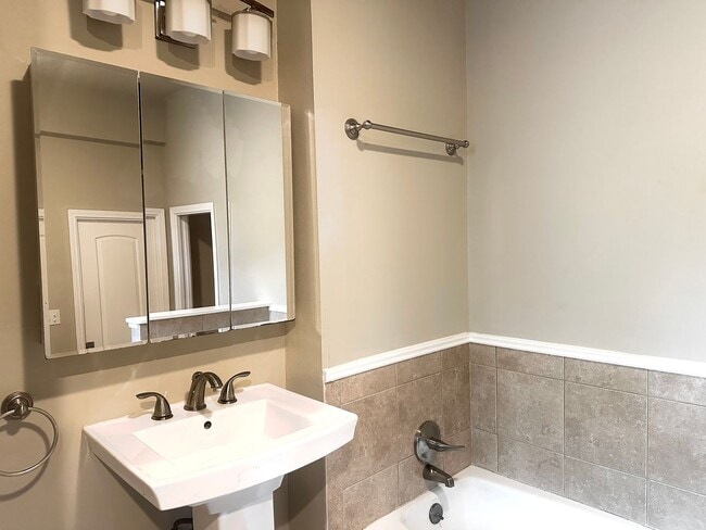 Building Photo - 5 Bed/ 3 Bath