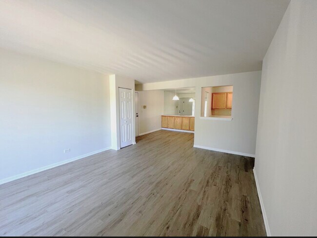 Building Photo - 960 N Lakeside Dr