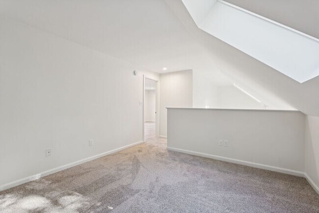 Building Photo - 7 Dunnhill Dr