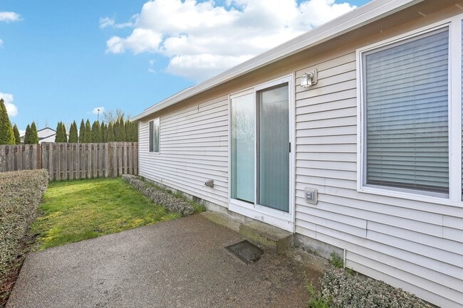 Building Photo - Beautiful 4BR/2BA Single-Level Home in Heart of McMinnville