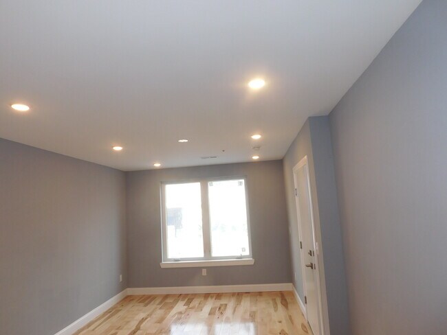 Building Photo - 751 S 17th St