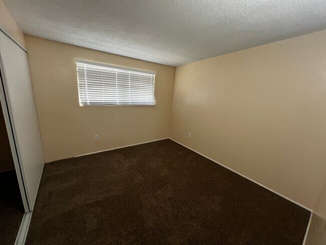Building Photo - Updated 3-Bed Home Near Base & Joshua Tree...