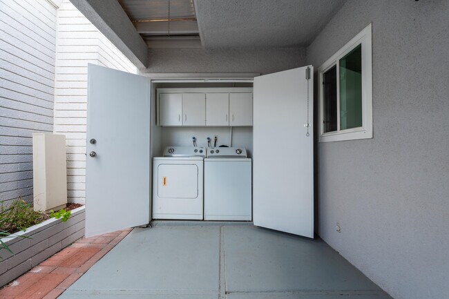 Building Photo - 2518 S Sierra Madre