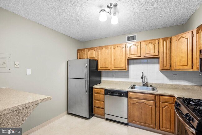 Building Photo - 5225 Pooks Hill Rd