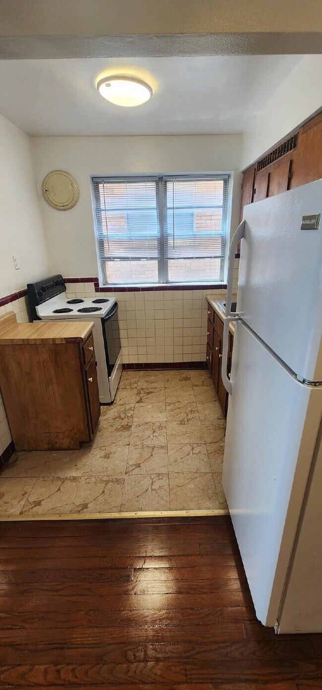Building Photo - ** MOVE-IN SPECIAL. Half Off 1st Months Rent** 1 5 a Half-Bedroom Apartment with Bonus Room & Ref...