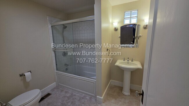 Building Photo - Charming Mid-Century Bungalow & Updated Co...