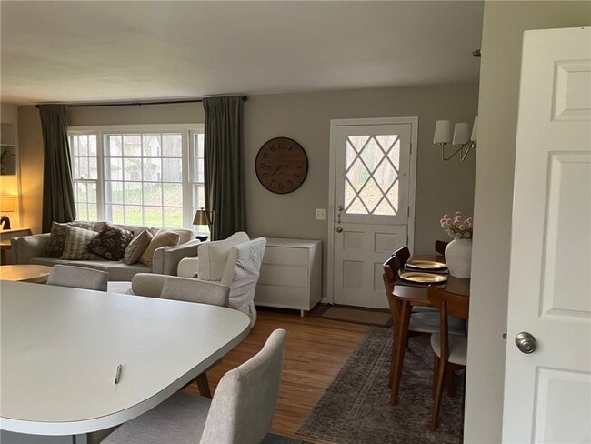 Building Photo - 4 Peachtree Ln