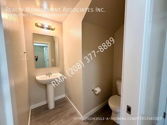 Building Photo - 6059 N Silver Spruce Ave