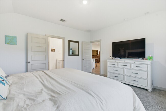 Building Photo - 130 Lk Wy Cir