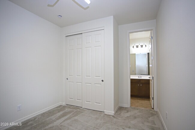 Building Photo - 815 W Finch Dr