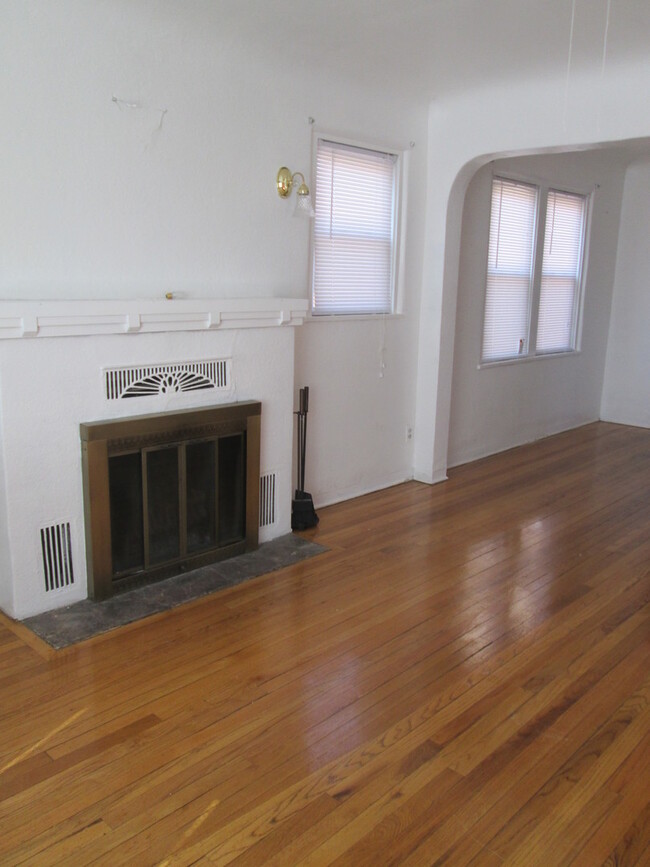 Building Photo - NOB HILL 2 bedroom 1 Bath 1271/SF UTILITIE...
