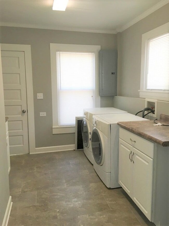 Building Photo - Stunning, renovated 7br home in the heart ...