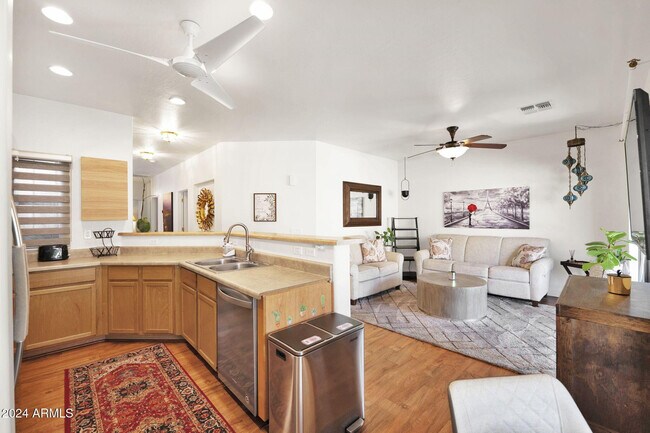 Building Photo - 868 E Savannah Dr
