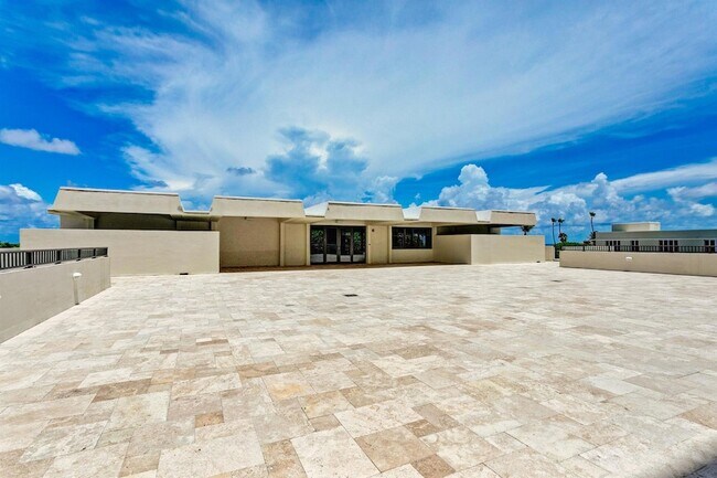 Building Photo - 145 S Ocean Ave