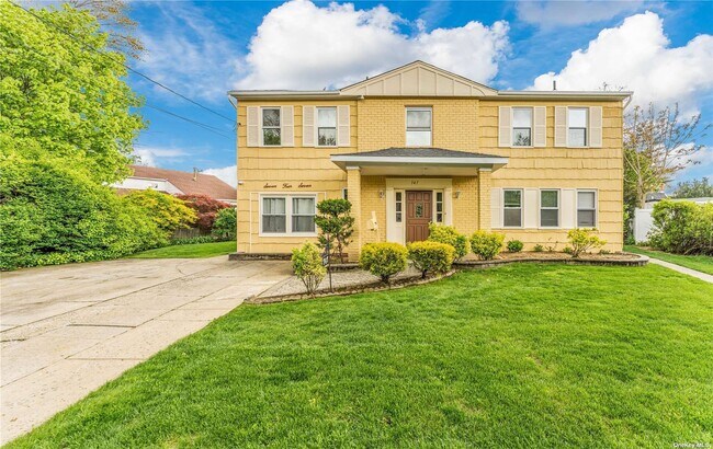 Building Photo - 747 Iris Pl