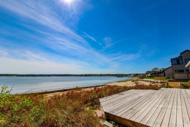 Building Photo - 314 E Montauk Hwy