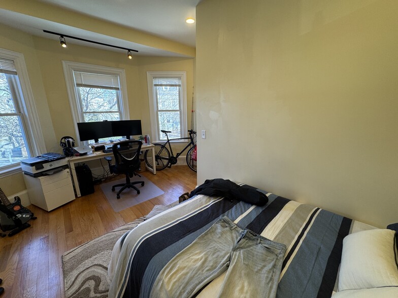 Building Photo - 206 Holland St
