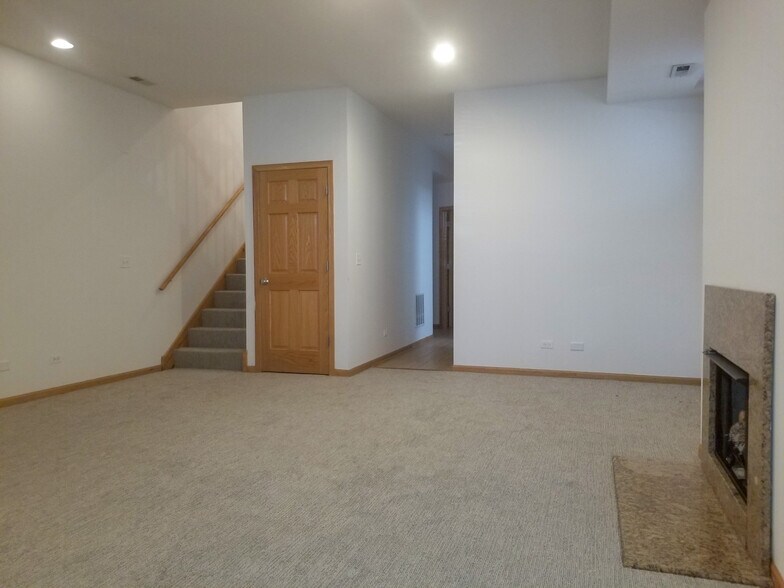 Building Photo - 1321 W Belmont Ave