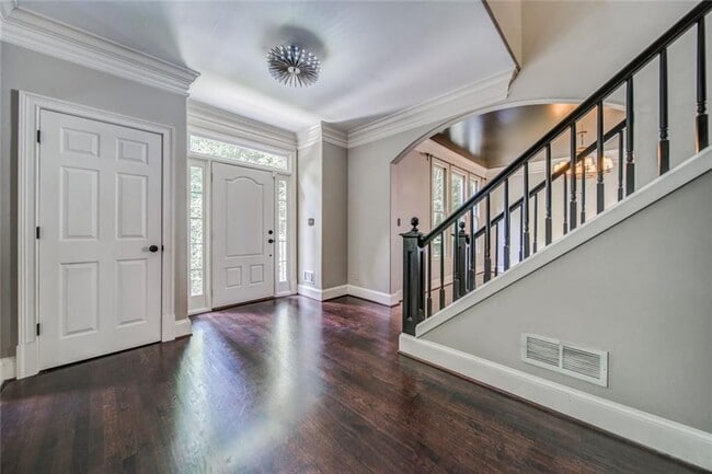 Building Photo - 2555 Ridgewood Rd NW